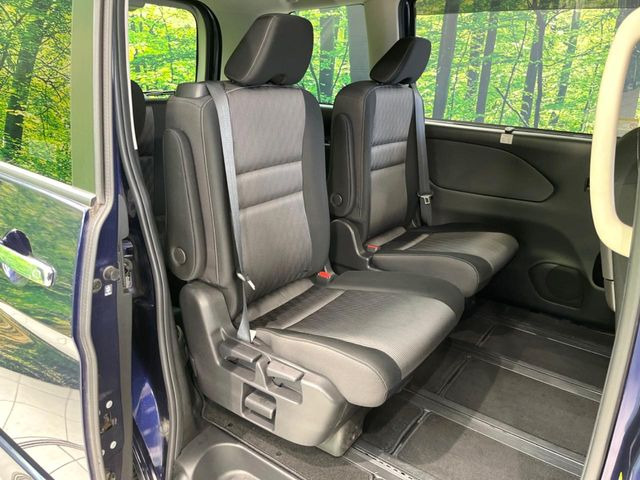 後部座席も気になるようなキズ・汚れやへたり等、大きなダメージはなく、良好な状態です。