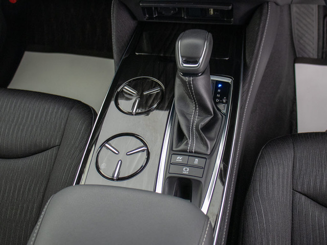 シフト周りです。スッキリとしつつも高級感や操作性を損なわない作りとなって参ります。