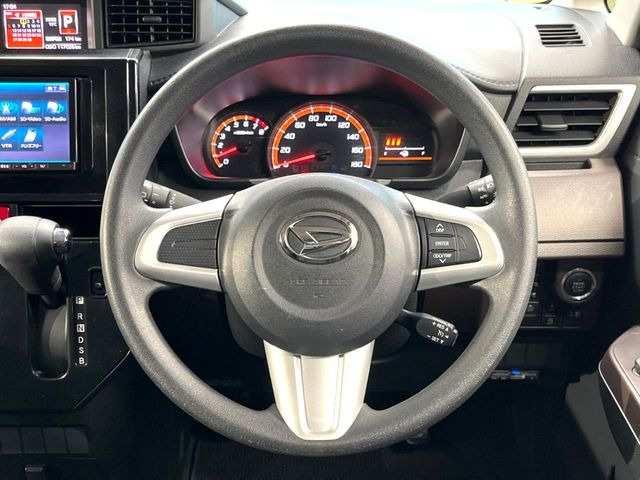 �C���e���A�ɍ��킹���f�U�C���̃X�e�A�����O�́A�^�]�������̂��Ƃ��l���A�^�]���₷���`��A�傫���ł��B�����x�A���ۂɐG���Ă��m���߂��������B