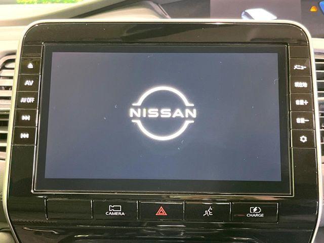 【純正ナビ】人気の純正ナビを装備しております。ナビの使いやすさはもちろん、オーディオ機能も充実!キャンプや旅行はもちろん、通勤や買い物など普段のドライブも楽しくなるはず♪