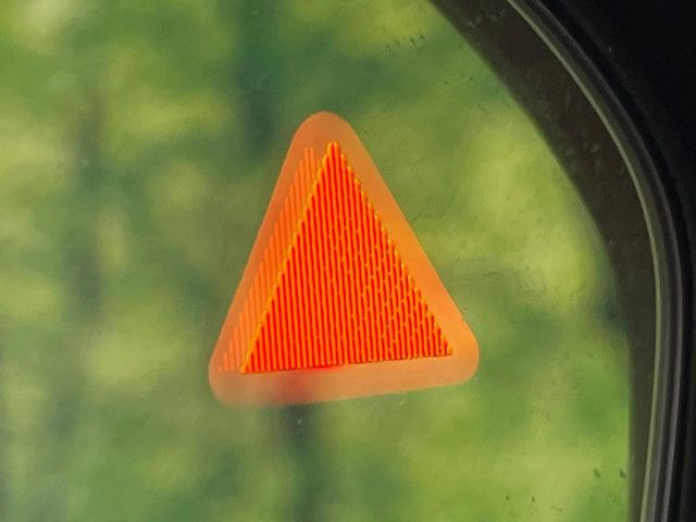 【後方車輛検知】走行中、ドアミラーの死角になりやすい箇所に後続車が接近するとサイドミラー付近に警告を表示、ドライバーに注意喚起をしてくれます。