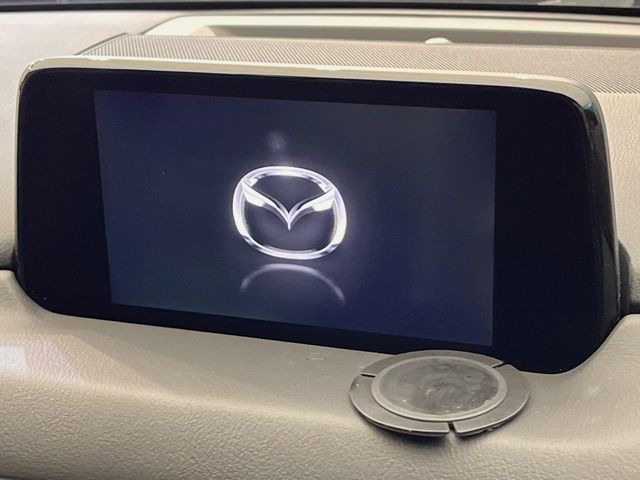【マツダコネクトナビ】車内の雰囲気にマッチした一体型タイプのナビ。各種車輌設定やBluetooth再生等、様々な機能が楽しめます。直感的なダイヤル操作が可能で、使い勝手も良好です。