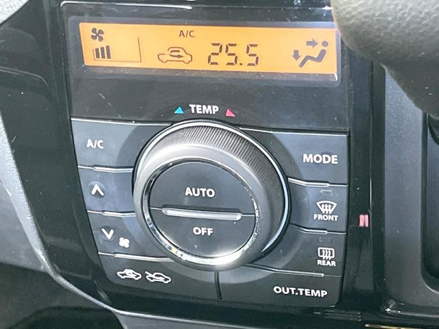 【オートエアコン】一度お好みの温度に設定すれば、車内の温度を検知し風量や温度を自動で調整。暑い&hellip;寒い&hellip;と何度もスイッチ操作をする必要はありません。快適な車内空間には必須の機能ですね♪