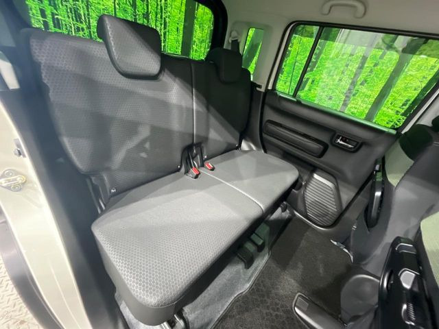 後部座席も気になるようなキズ・汚れやへたり等、大きなダメージはなく、良好な状態です。