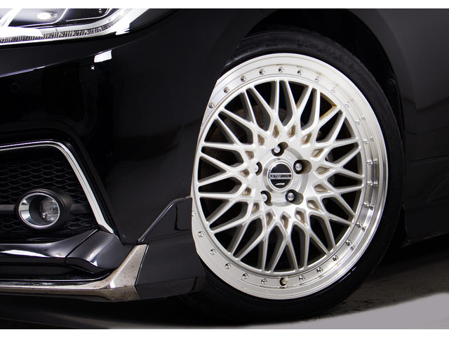 19インチアルミホイール装着済みです!アルミホイールの変更も可能です!お客様のお好みの1台を作成可能となります!※詳細はスタッフまでお尋ねください。