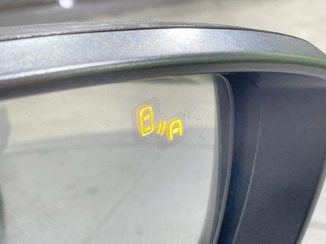 【ブラインドスポットモニタリング】走行中、ドアミラーの死角になりやすい箇所に後続車が接近するとサイドミラー付近に警告を表示、ドライバーに注意喚起をしてくれます。