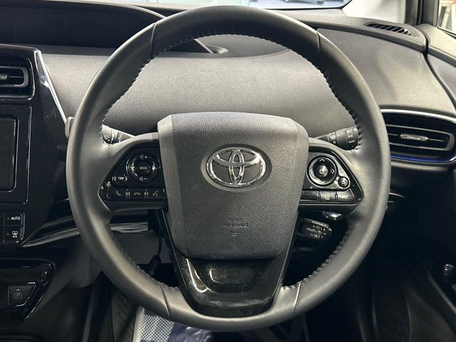 �C���e���A�ɍ��킹���f�U�C���̃X�e�A�����O�́A�^�]�������̂��Ƃ��l���A�^�]���₷���`��A�傫���ł��B�����x�A���ۂɐG���Ă��m���߂��������B