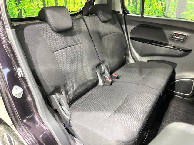 後部座席も気になるようなキズ・汚れやへたり等、大きなダメージはなく、良好な状態です。