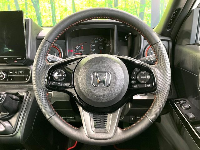 �C���e���A�ɍ��킹���f�U�C���̃X�e�A�����O�́A�^�]�������̂��Ƃ��l���A�^�]���₷���`��A�傫���ł��B�����x�A���ۂɐG���Ă��m���߂��������B