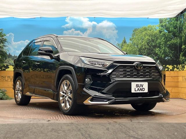 高透明度のガラス皮膜で撥水はもちろん、上質なツヤ・光沢を実現。紫外線や酸性雨から大切な愛車を保護し、色あせ・劣化を防止。「弾スプラッシュコート」、「弾プリミッサコート」からお選びいただけます。