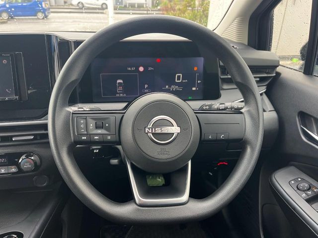 �C���e���A�ɍ��킹���f�U�C���̃X�e�A�����O�́A�^�]�������̂��Ƃ��l���A�^�]���₷���`��A�傫���ł��B�����x�A���ۂɐG���Ă��m���߂��������B