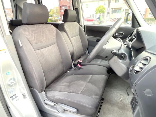 運転席シート廻りは使用感も少なく、良好な状態となっています。前オーナー様が丁寧に使っていたことがよくわかりますね。