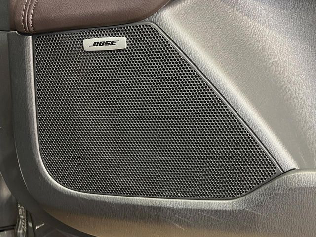 【BOSEサウンドシステム】メーカーオプションの高品位サウンドシステムを搭載。専用のチューニングが施された大小様々なスピーカーから良質なサウンドが奏でられ、臨場感あふれる音響空間を演出します。