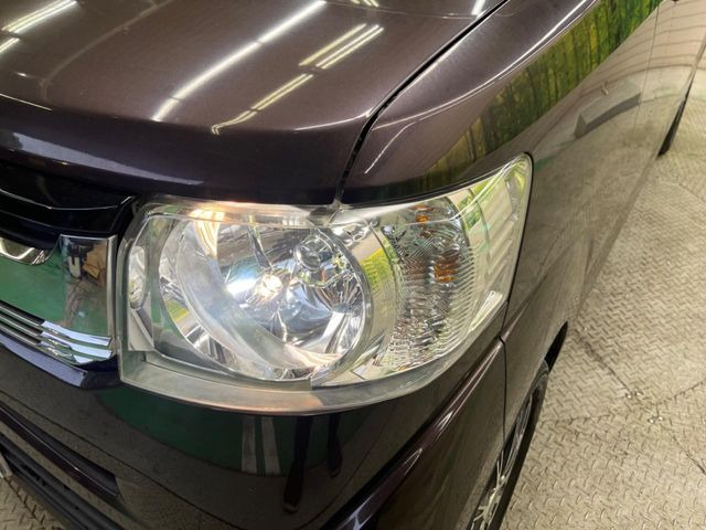 【HIDヘッドライト】非常に明るく前方を照らしてくれるので、悪天候や夜間の走行時も視界良好で安心してお乗りいただけます。