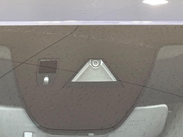 【スマートブレーキサポート】走行中に前方の車両等を認識し、衝突しそうな時は警報とブレーキで衝突回避と被害軽減をアシスト。より安全にドライブをお楽しみいただけます。