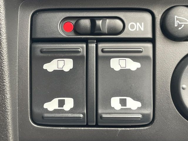 【両側パワースライドドア】スマートキーや運転席のスイッチで後席両側スライドドアの開閉が可能♪電動だから力を入れてドアを開ける必要が無く、小さなお子様でも簡単に開け閉めでき快適です♪