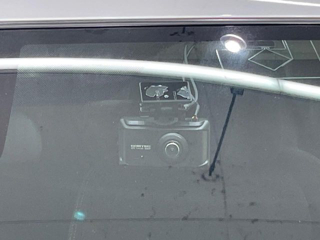 【ドライブレコーダー】安心・安全なカーライフに必須のドライブレコーダーを装備!走行中はもちろん、あおり運転や事故に遭遇した際の状況も映像で記録し、万一のリスクに備えます。