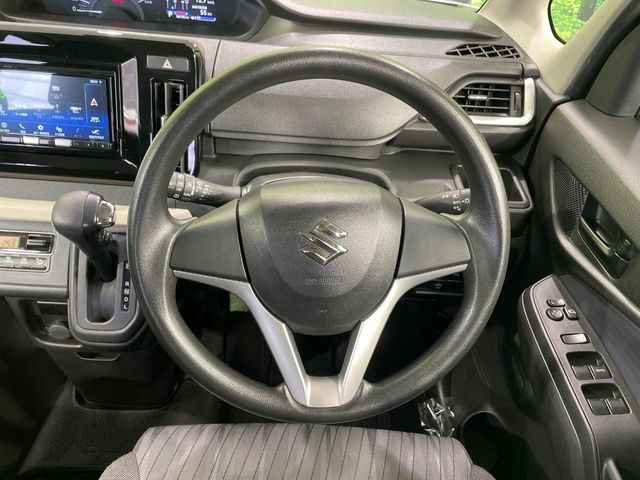 �C���e���A�ɍ��킹���f�U�C���̃X�e�A�����O�́A�^�]�������̂��Ƃ��l���A�^�]���₷���`��A�傫���ł��B�����x�A���ۂɐG���Ă��m���߂��������B