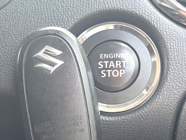 【スマートキー】カバンやポケットに入れたままでもドアの施錠・解錠が可能なスマートキーを装備。エンジンのオン・オフ時もカギを取り出す必要が無いからとっても便利です♪