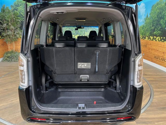 ���i�̂���������ʋ΁A���}���ɏ\���ȉ׎��X�y�[�X���m�ۂ��Ă���܂��B�Z�J���h�V�[�g��|���ƁA�傫�ȉו��̐ύڂ��\�ł���