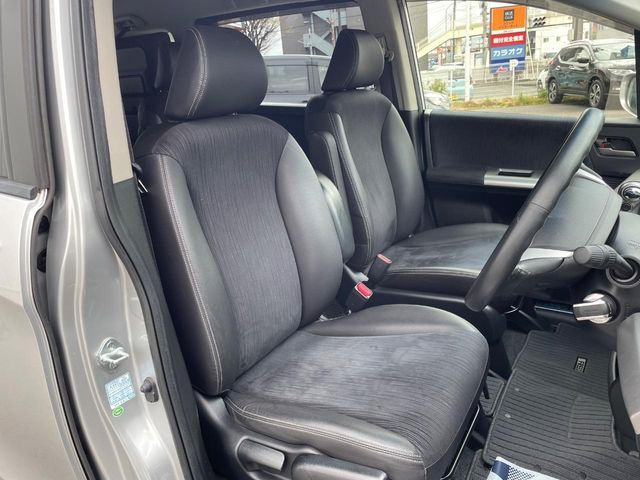 【ハーフレザーシート】高級感と座り心地を両立した人気のシート♪背面・座面のファブリック素材は、通気性の良さや滑りにくさに優れています。気温や服装に左右されず快適にお乗りいただけます。