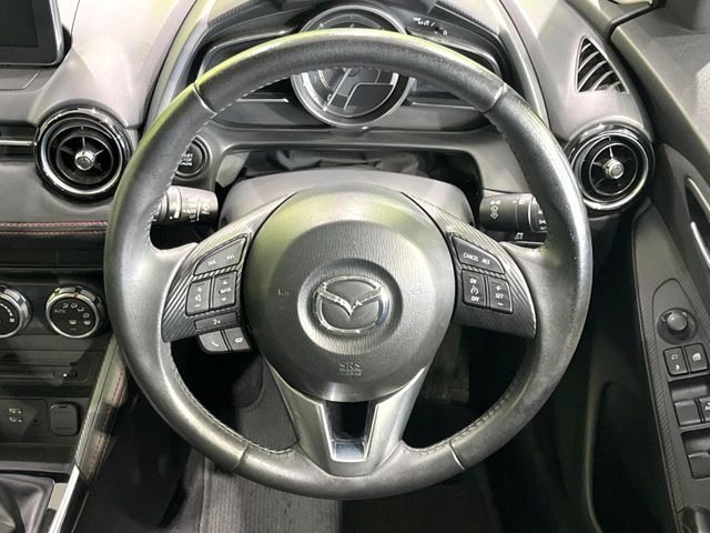 �C���e���A�ɍ��킹���f�U�C���̃X�e�A�����O�́A�^�]�������̂��Ƃ��l���A�^�]���₷���`��A�傫���ł��B�����x�A���ۂɐG���Ă��m���߂��������B