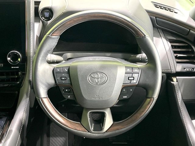 �C���e���A�ɍ��킹���f�U�C���̃X�e�A�����O�́A�^�]�������̂��Ƃ��l���A�^�]���₷���`��A�傫���ł��B�����x�A���ۂɐG���Ă��m���߂��������B