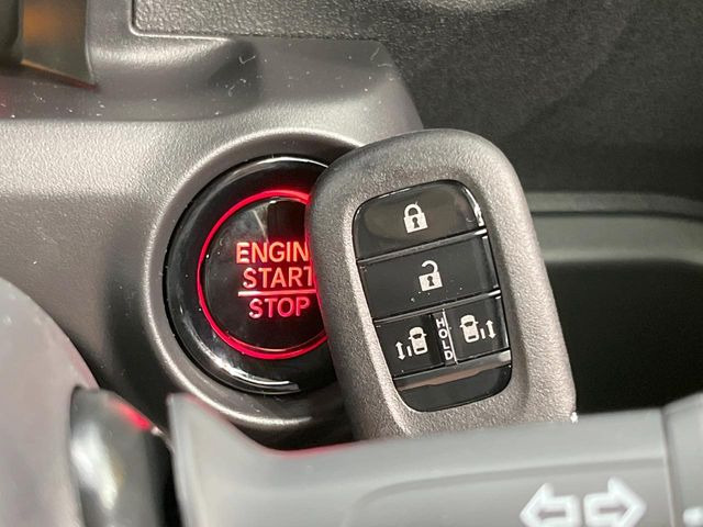 �yHonda�X�}�[�g�L�[�z�J�o����|�P�b�g�ɓ��ꂽ�܂܂ł��h�A�̎{���E�������\�ȃX�}�[�g�L�[�𑕔��B�G���W���̃I���E�I�t�����J�M�����o���K�v����������Ƃ��Ă��֗��ł���