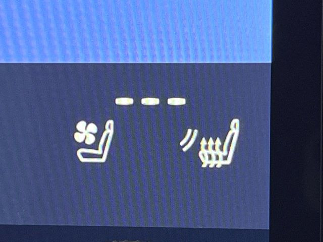 【シートベンチレーション】夏場は涼しい風でお尻や背中の熱やムレを防ぎ、冬はエアコンよりも早く温まってポカポカに!レザーシートにうれしい装備で、季節を問わず快適に過ごせます。