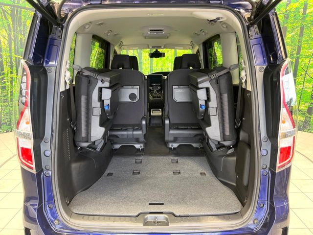 積み下ろしのしやすいデッキにはたっぷりと荷物を積み込んでいただけます。遊びから仕事まで、様々なシーンで頼れます♪