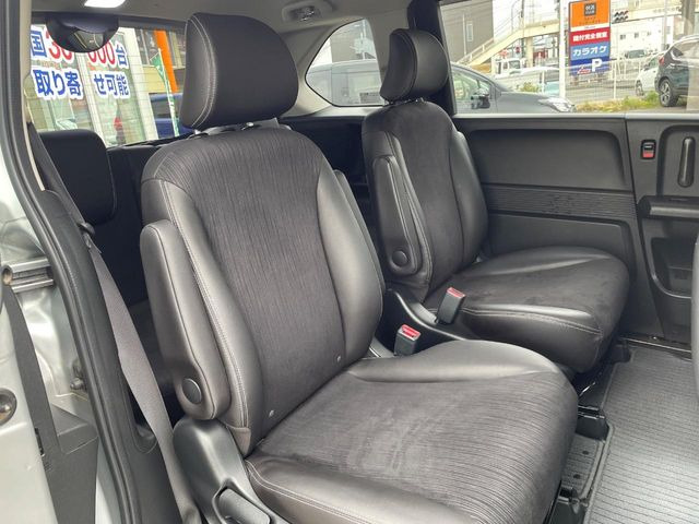 後部座席も気になるようなキズ・汚れやへたり等、大きなダメージはなく、良好な状態です。