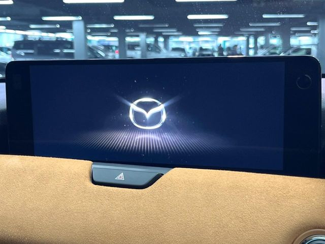 【12.3インチマツダコネクト】車内の雰囲気にマッチした大型ディスプレイ。スマホ接続でのナビ使用やBluetooth再生等、様々な機能が楽しめます。直感的なダイヤル操作が可能で、使い勝手も良好です。