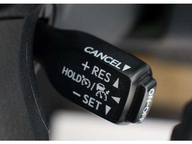 レーダークルーズコントロール  ミリ波レーダーと単眼カメラで先行車を認識し、車速に応じた車間距離を保ちながら追従走行を支援します。