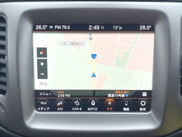 ��JEEP�����i�r:��̊��̂���i�r�́A����������ԓ������o���Ă���܂��BBluetooth�Đ��ȂǃI�[�f�B�I�@�\���[�����Ă���܂��̂ŁA�^�]�����y���߂܂���