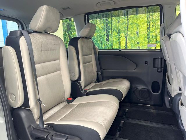 後部座席も気になるようなキズ・汚れやへたり等、大きなダメージはなく、良好な状態です。