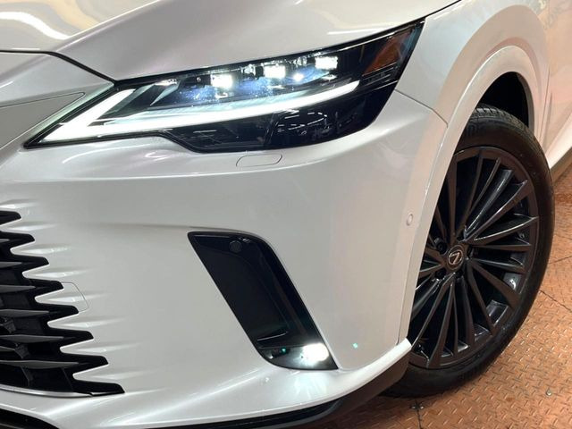 【三眼LEDヘッドライト】スタイリッシュな見た目の三眼LEDヘッドライトを装備♪スタイルだけでなく、夜間の走行も視界良好で安心してお乗りいただけます。