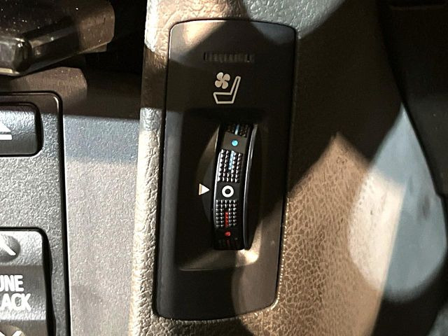 【シートベンチレーション】夏場は涼しい風でお尻や背中の熱やムレを防ぎ、冬はエアコンよりも早く温まってポカポカに!季節を問わず快適に過ごせます。