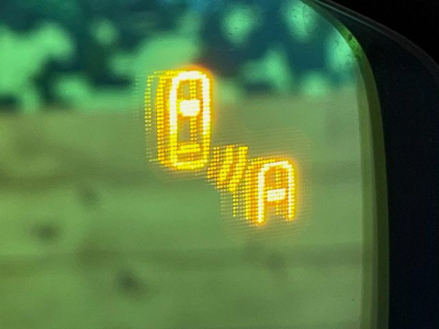 【ブラインドスポットモニタリング】走行中、ドアミラーの死角になりやすい箇所に後続車が接近するとサイドミラー付近に警告を表示、ドライバーに注意喚起をしてくれます。