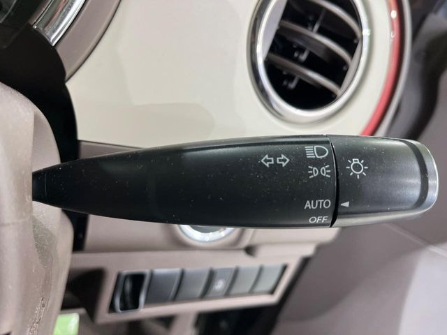 【オートライト】周りの明るさに応じて自動でヘッドライトの点灯・消灯ができる機能です!ライトの付け忘れ・消し忘れなどが無くなり、雨の日や夕方の走行も安心!トンネル通過時も便利ですね♪