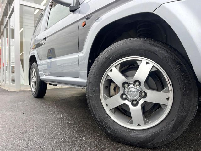 【純正アルミホイール】外観にマッチした純正アルミホイールを装着しております。各種社外アルミホイールや、スタッドレスタイヤも取扱いしております。是非ご相談ください♪