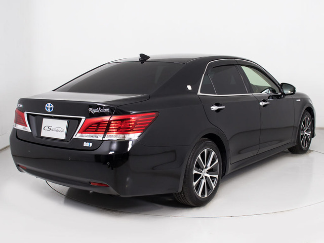 個性的なリアビューで御座います。精悍な佇まいは高級車ならではです。