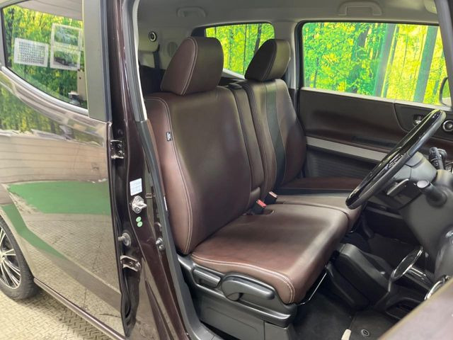 【合皮レザーシート】汚れのふき取りが容易でメンテナンスもが簡単な、機能性に優れる合成皮革を採用した上質なシートです。座り心地もよく、高級感あふれる心地良い車内空間を演出してくれます。