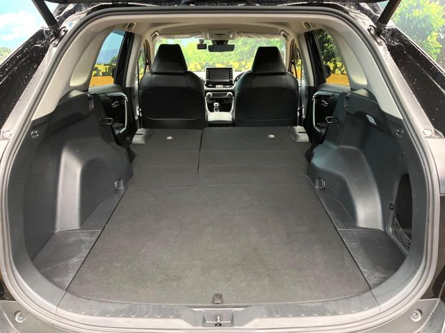 後席を格納すると、これだけの広さが!シーンに合わせたシートアレンジで、大きな荷物も積むことが出来ます♪