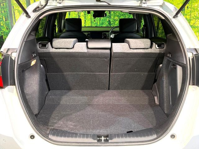 ���i�̂���������ʋ΁A���}���ɏ\���ȉ׎��X�y�[�X���m�ۂ��Ă���܂��B�Z�J���h�V�[�g��|���ƁA�傫�ȉו��̐ύڂ��\�ł���