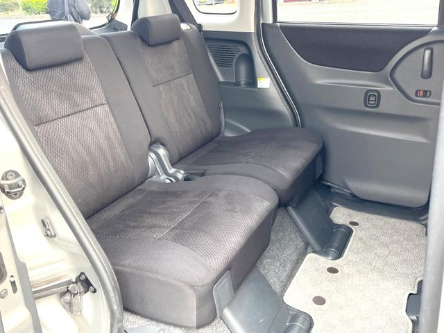 後部座席も気になるようなキズ・汚れやへたり等、大きなダメージはなく、良好な状態です。