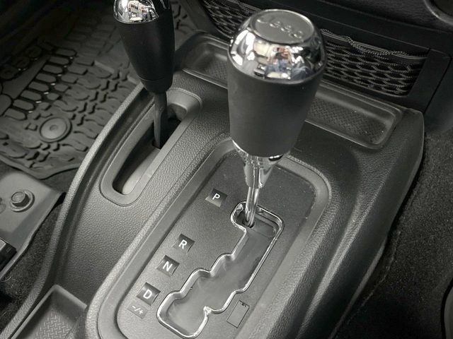 ●MTモード付きAT:通常は自動でおこなわれる変速(ギアチェンジ)をドライバーの操作によって意図的に変えられるシステムです。より一層普段のドライブをお楽しみいただけます!