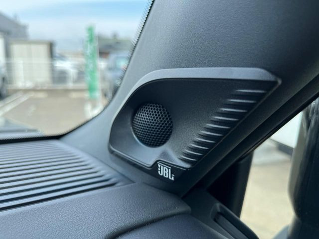 �yJBL�T�E���h�V�X�e���z���[�J�[�I�v�V�����̍��i�ʃT�E���h�V�X�e���𓋍ځB��p�̃`���[�j���O���{���ꂽ�召�l�X�ȃX�s�[�J�[����ǎ��ȃT�E���h���t�ł��A�Տꊴ���ӂ�鉹����Ԃ����o���܂��B