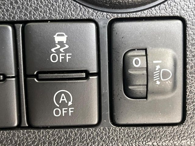 【アイドリングストップ】赤信号や渋滞で停車した際にエンジンを停止し、無駄な燃料の消費を抑えます。燃費向上や環境保護につなげる機能♪エンジンはブレーキを離せば再始動します。