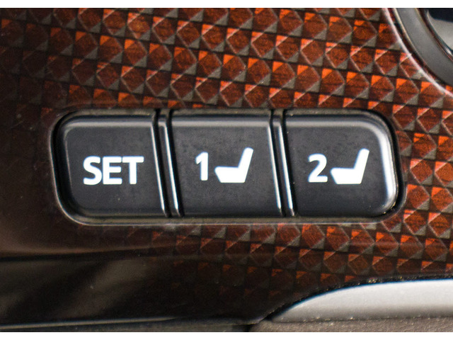 シートメモリー付き!ステアリング、シート、ドアミラーポジションをメモリー可能です!