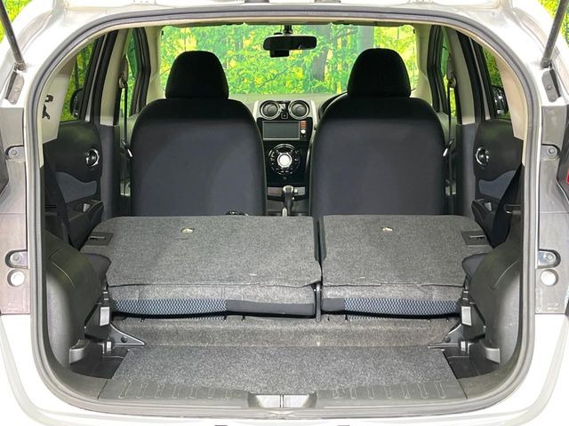 ���i�̂���������ʋ΁A���}���ɏ\���ȉ׎��X�y�[�X���m�ۂ��Ă���܂��B�Z�J���h�V�[�g��|���ƁA�傫�ȉו��̐ύڂ��\�ł���